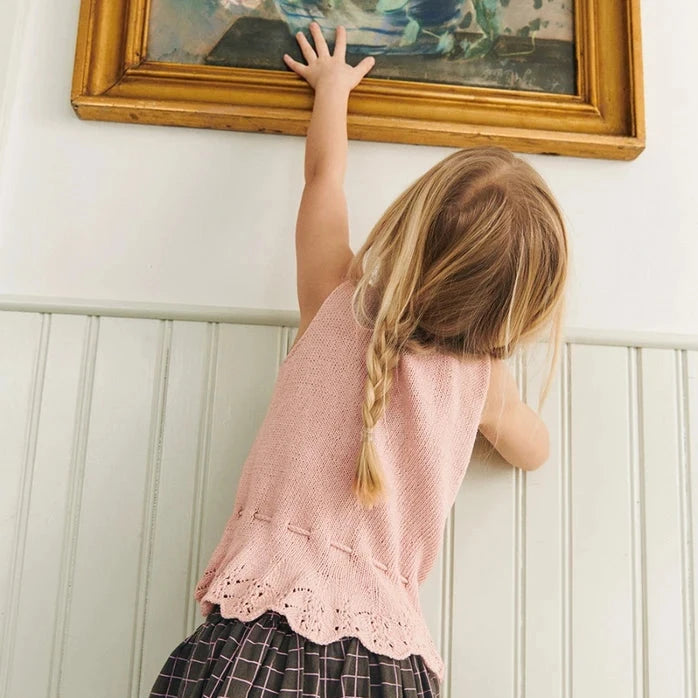 Garnkit: Adeline Top Junior af Sandnes Garn (opskrift + garn)