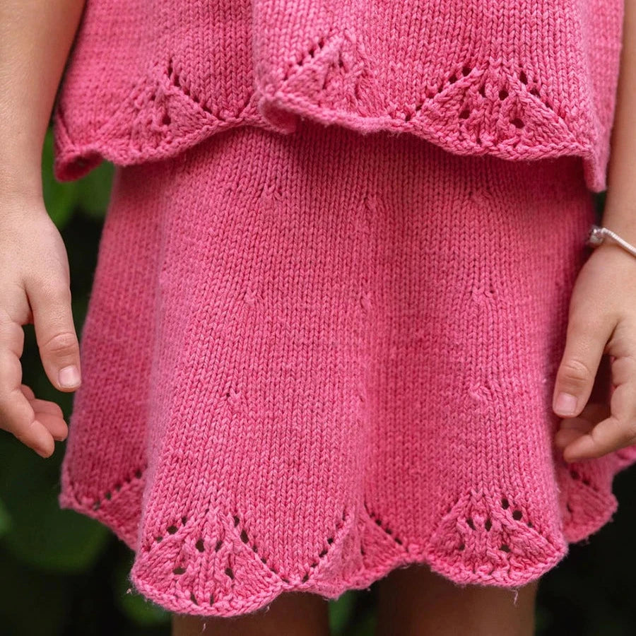 Argustin singlet og skirt junior fra Sandnes Garn, Den Lille Garn