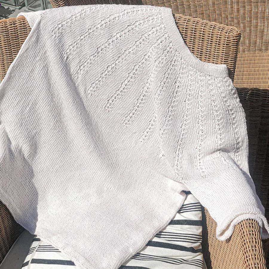 Bellis tee garnknit. designet af knitvik. garnkittet består af opskrift og tilhørende garn. Garnet er wild and soft fra Gepard Garn