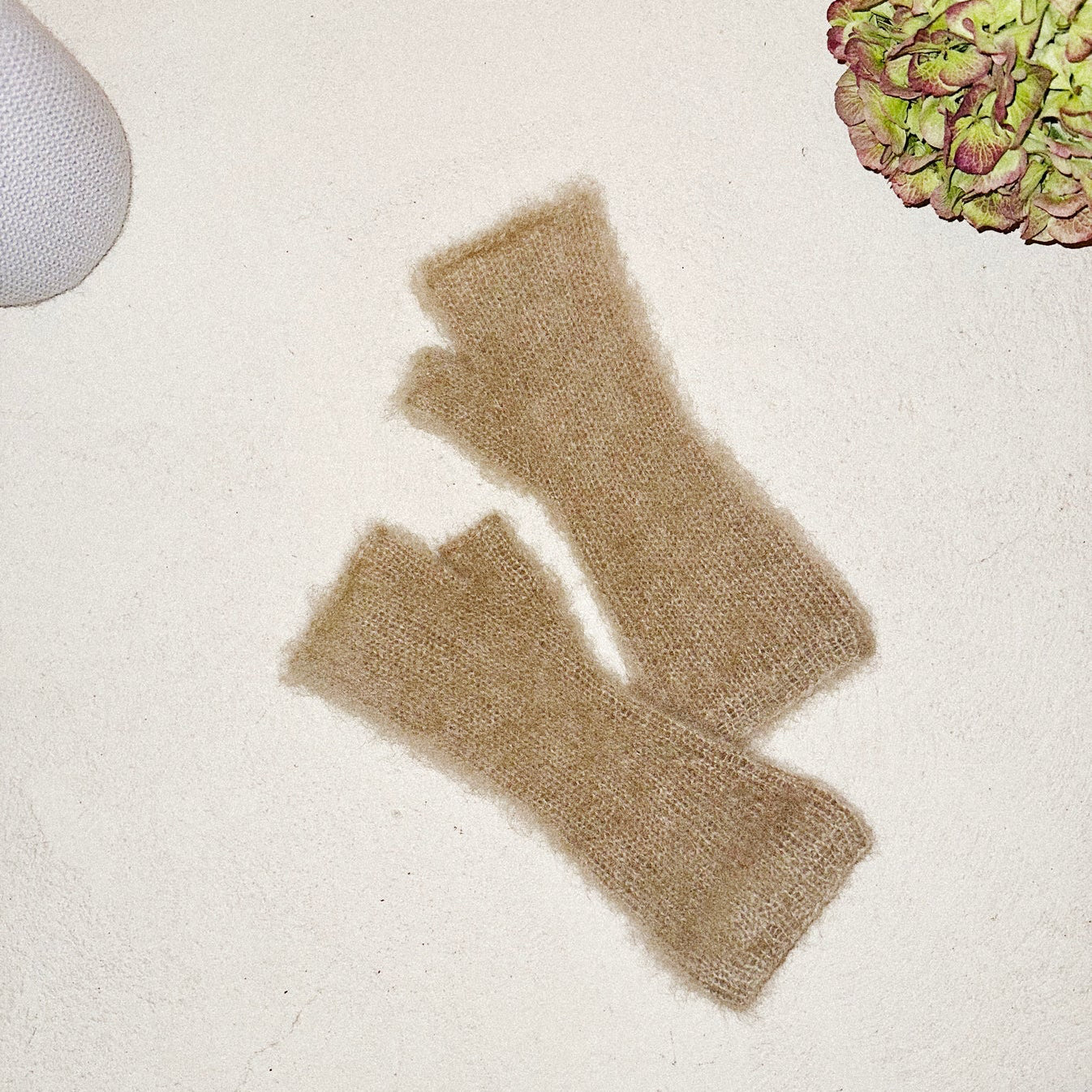 Garnkit: Fat Fur Light Wrist Warmers af Spektakelstrik (opskrift + garn)