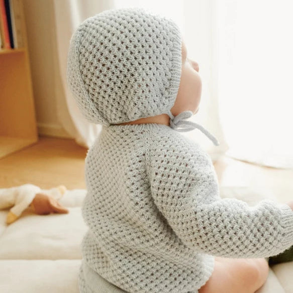 Garnkit: April Cardigan, Pants & Bonnet fra Sandnes (opskrift + garn)