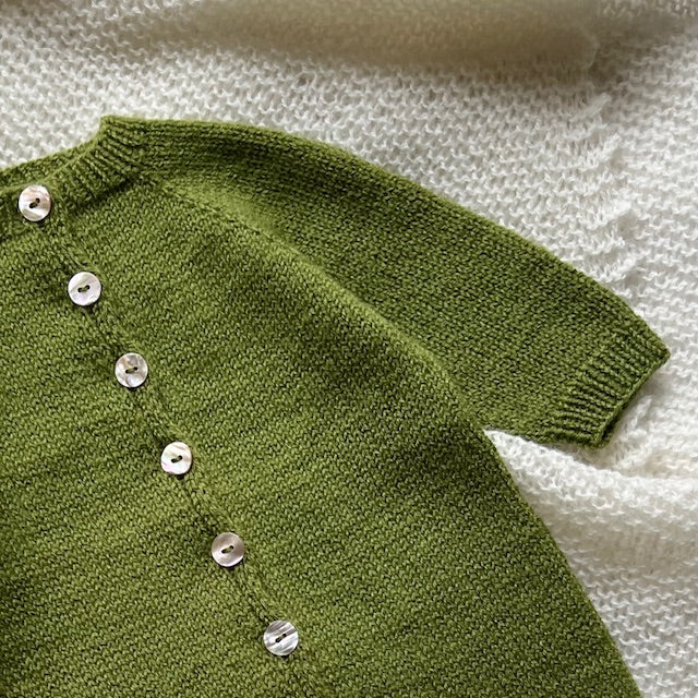 Garnkit: Briskeby Babydress/suit light fra Indiblomst (opskrift + garn)