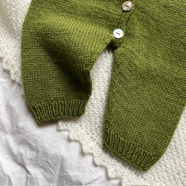 Garnkit: Briskeby Babydress/suit light fra Indiblomst (opskrift + garn)