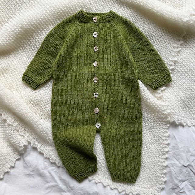 Garnkit: Briskeby Babydress/suit light fra Indiblomst (opskrift + garn)