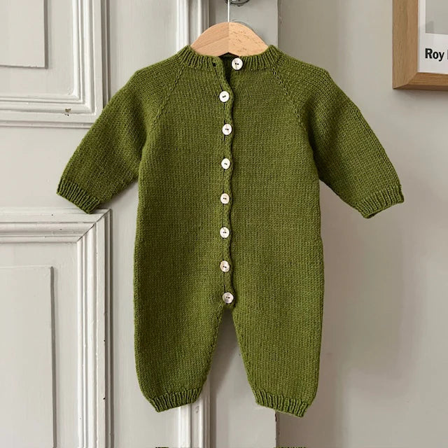 Garnkit: Briskeby Babydress/suit light fra Indiblomst (opskrift + garn)