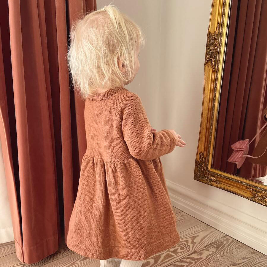 Garnkit: Karlas kjole af Petiteknit (garn + opskrift)