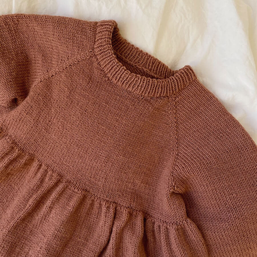 Garnkit: Karlas kjole af Petiteknit (garn + opskrift)