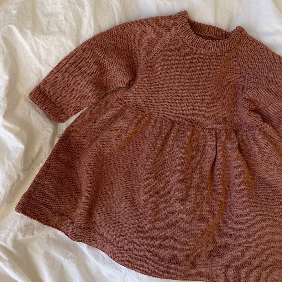 Garnkit: Karlas kjole af Petiteknit (garn + opskrift)