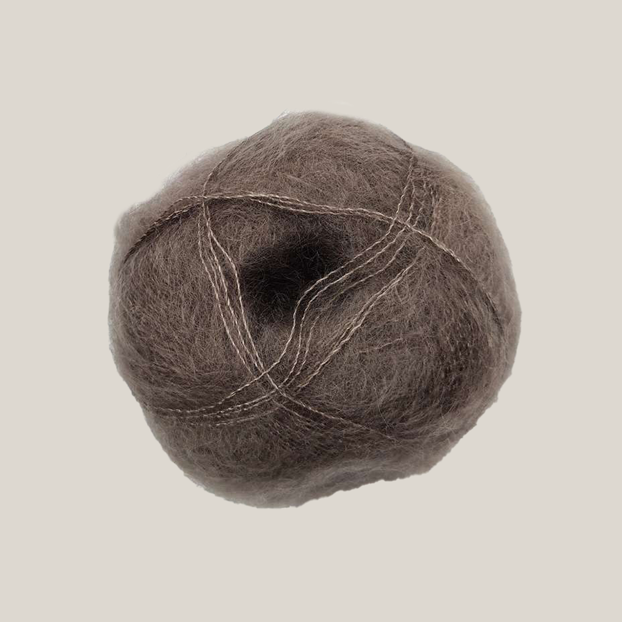 Mohair by Canard Brushed Lace – silkeblødt lace weight mohairgarn fra Den Lille Garnbiks, ideelt til lette sjaler, sweatre og fine strikkeprojekter. Perfekt som følgetråd. Farve 3007