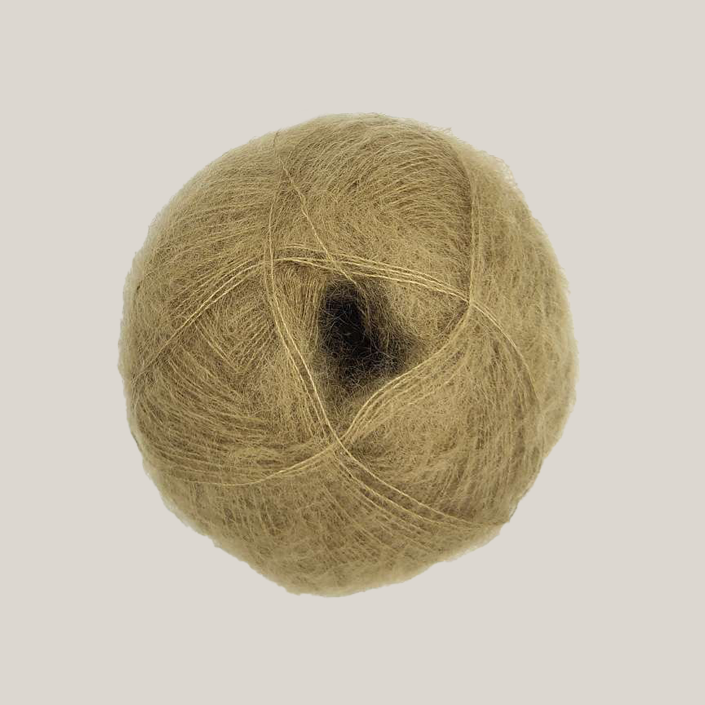 Mohair by Canard Brushed Lace – silkeblødt lace weight mohairgarn fra Den Lille Garnbiks, ideelt til lette sjaler, sweatre og fine strikkeprojekter. Perfekt som følgetråd. Farve 3008