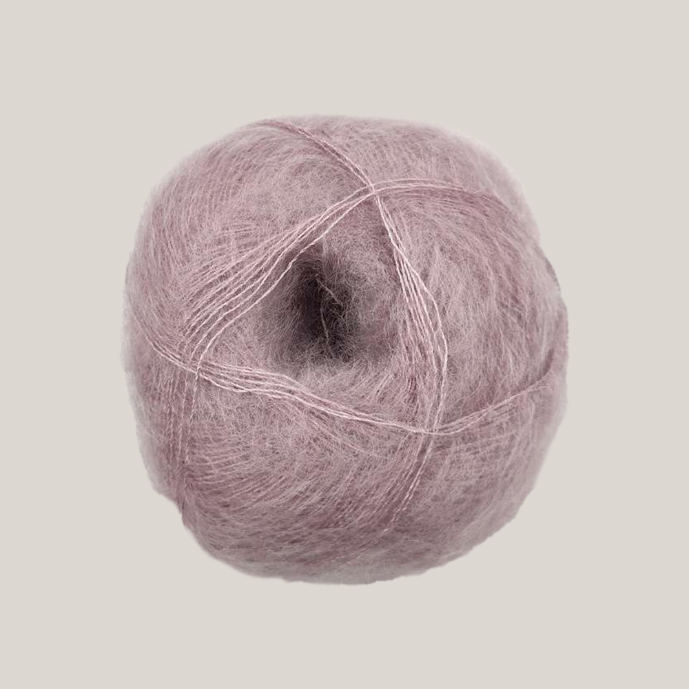 Mohair by Canard Brushed Lace – silkeblødt lace weight mohairgarn fra Den Lille Garnbiks, ideelt til lette sjaler, sweatre og fine strikkeprojekter. Perfekt som følgetråd. Farve 3011