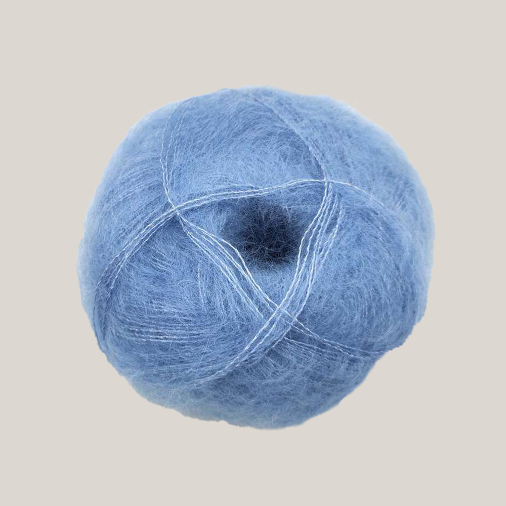 Mohair by Canard Brushed Lace – silkeblødt lace weight mohairgarn fra Den Lille Garnbiks, ideelt til lette sjaler, sweatre og fine strikkeprojekter. Perfekt som følgetråd. Farve 3012