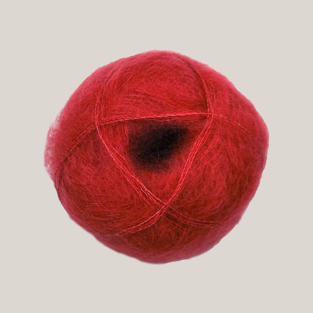 Mohair by Canard Brushed Lace – silkeblødt lace weight mohairgarn fra Den Lille Garnbiks, ideelt til lette sjaler, sweatre og fine strikkeprojekter. Perfekt som følgetråd. Farve 3013