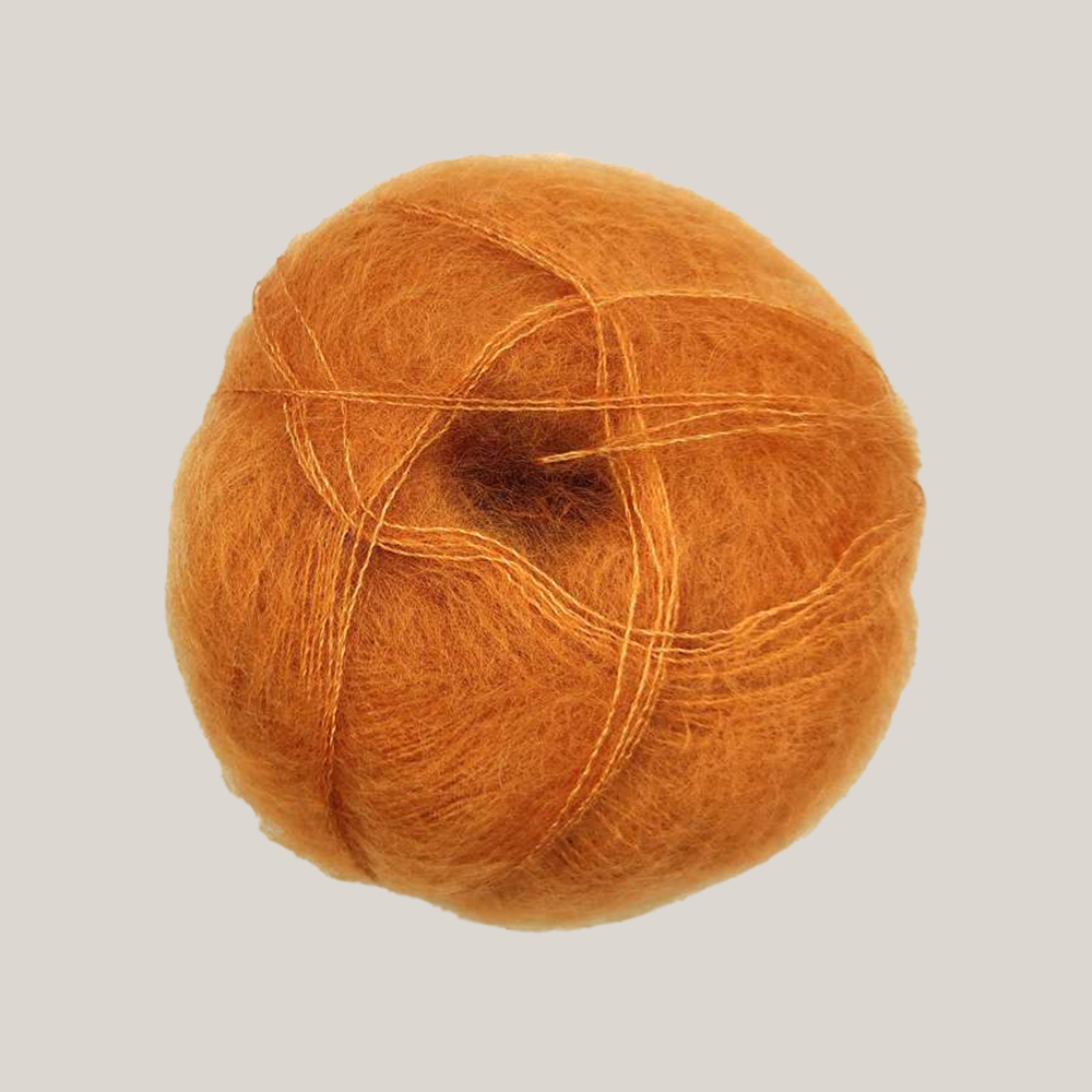 Mohair by Canard Brushed Lace – silkeblødt lace weight mohairgarn fra Den Lille Garnbiks, ideelt til lette sjaler, sweatre og fine strikkeprojekter. Perfekt som følgetråd. Farve 3014