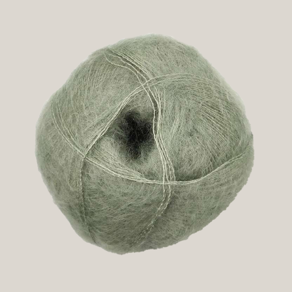 Mohair by Canard Brushed Lace – silkeblødt lace weight mohairgarn fra Den Lille Garnbiks, ideelt til lette sjaler, sweatre og fine strikkeprojekter. Perfekt som følgetråd. Farve 3023