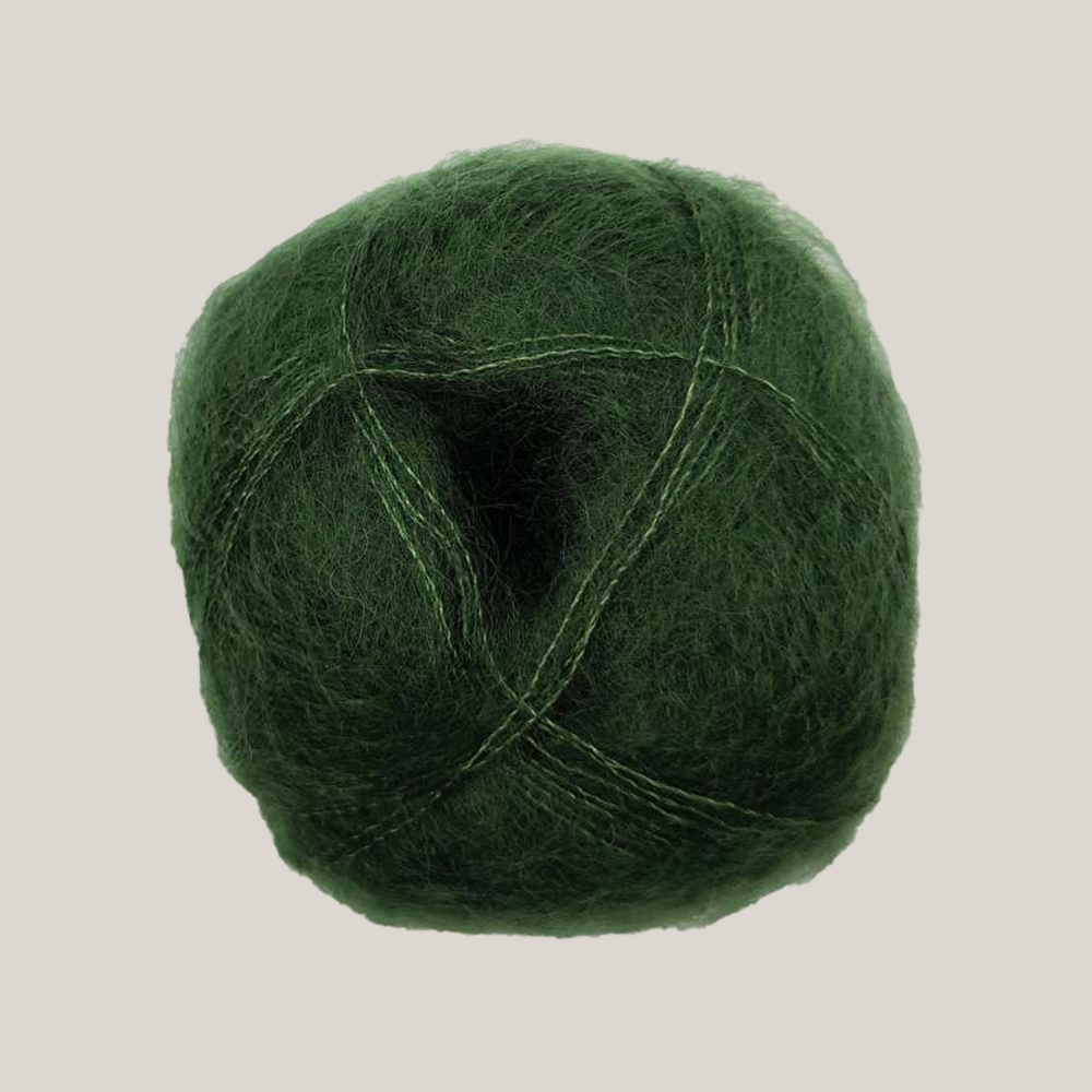 Mohair by Canard Brushed Lace – silkeblødt lace weight mohairgarn fra Den Lille Garnbiks, ideelt til lette sjaler, sweatre og fine strikkeprojekter. Perfekt som følgetråd. Farve 3025