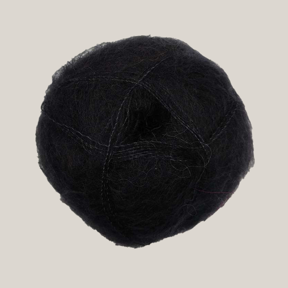 Mohair by Canard Brushed Lace – silkeblødt lace weight mohairgarn fra Den Lille Garnbiks, ideelt til lette sjaler, sweatre og fine strikkeprojekter. Perfekt som følgetråd. Farve 3036