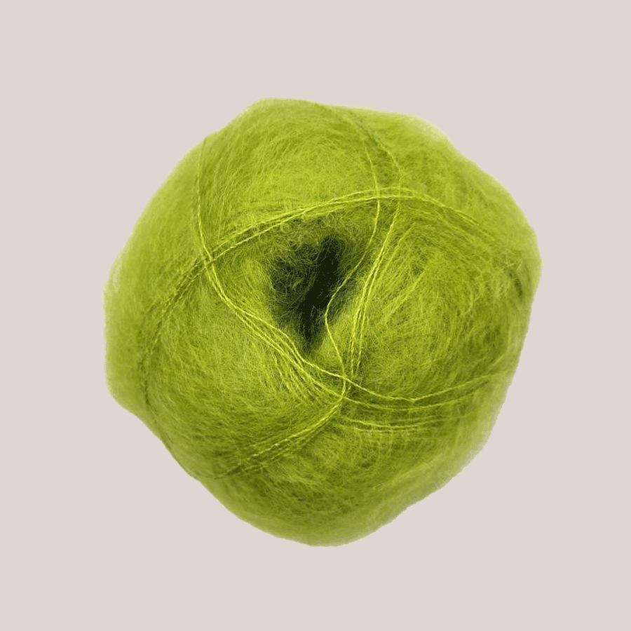 Mohair by Canard Brushed Lace – silkeblødt lace weight mohairgarn fra Den Lille Garnbiks, ideelt til lette sjaler, sweatre og fine strikkeprojekter. Perfekt som følgetråd. Farve 3099