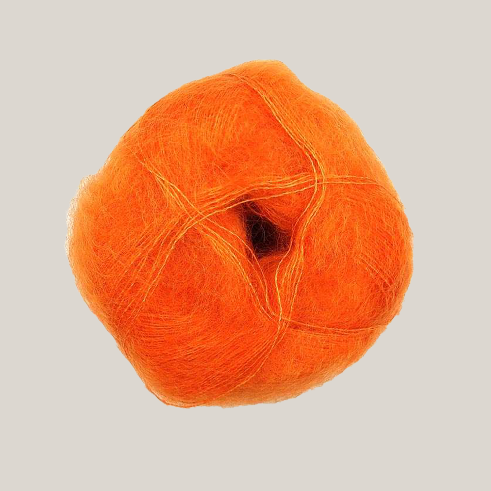 Mohair by Canard Brushed Lace – silkeblødt lace weight mohairgarn fra Den Lille Garnbiks, ideelt til lette sjaler, sweatre og fine strikkeprojekter. Perfekt som følgetråd. Farve 3027