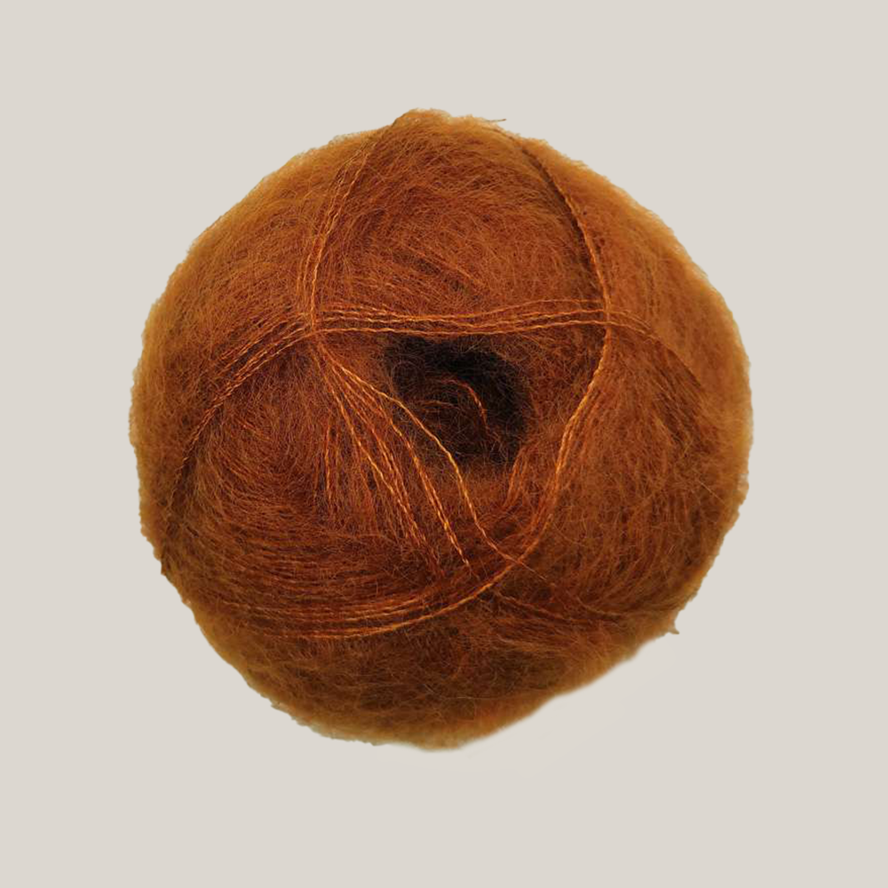 Mohair by Canard Brushed Lace – silkeblødt lace weight mohairgarn fra Den Lille Garnbiks, ideelt til lette sjaler, sweatre og fine strikkeprojekter. Perfekt som følgetråd. Farve 3048