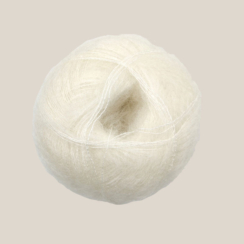 Mohair by Canard Brushed Lace – silkeblødt lace weight mohairgarn fra Den Lille Garnbiks, ideelt til lette sjaler, sweatre og fine strikkeprojekter. Perfekt som følgetråd. Farve 3000