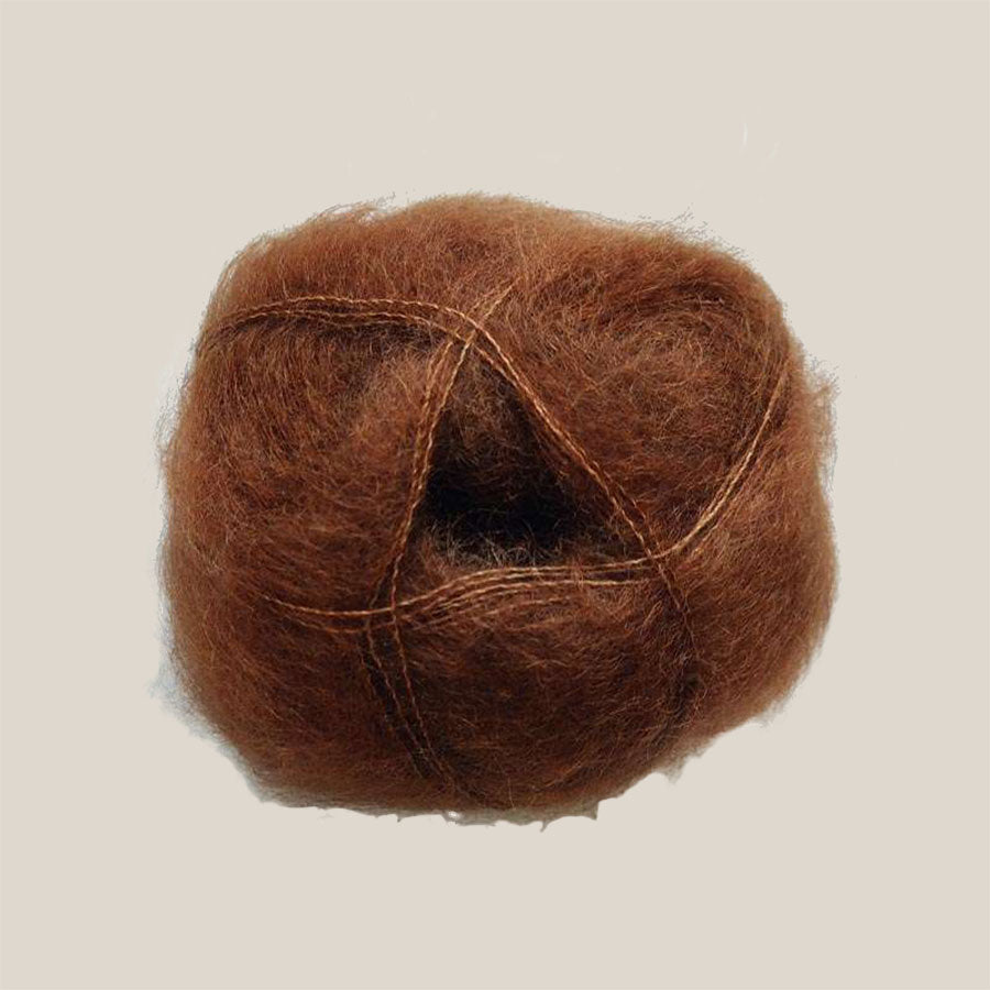 Mohair by Canard Brushed Lace – silkeblødt lace weight mohairgarn fra Den Lille Garnbiks, ideelt til lette sjaler, sweatre og fine strikkeprojekter. Perfekt som følgetråd. Farve 3040