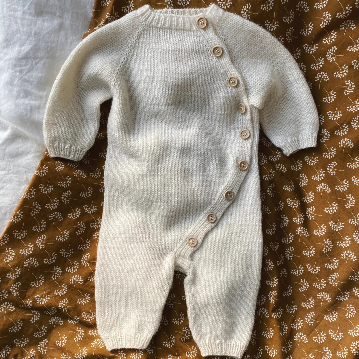 Monday suit af Petiteknit. Baby strikkeopskrift på en dragt. Køb opskriften og garnet hos Den Lille Garnbiks