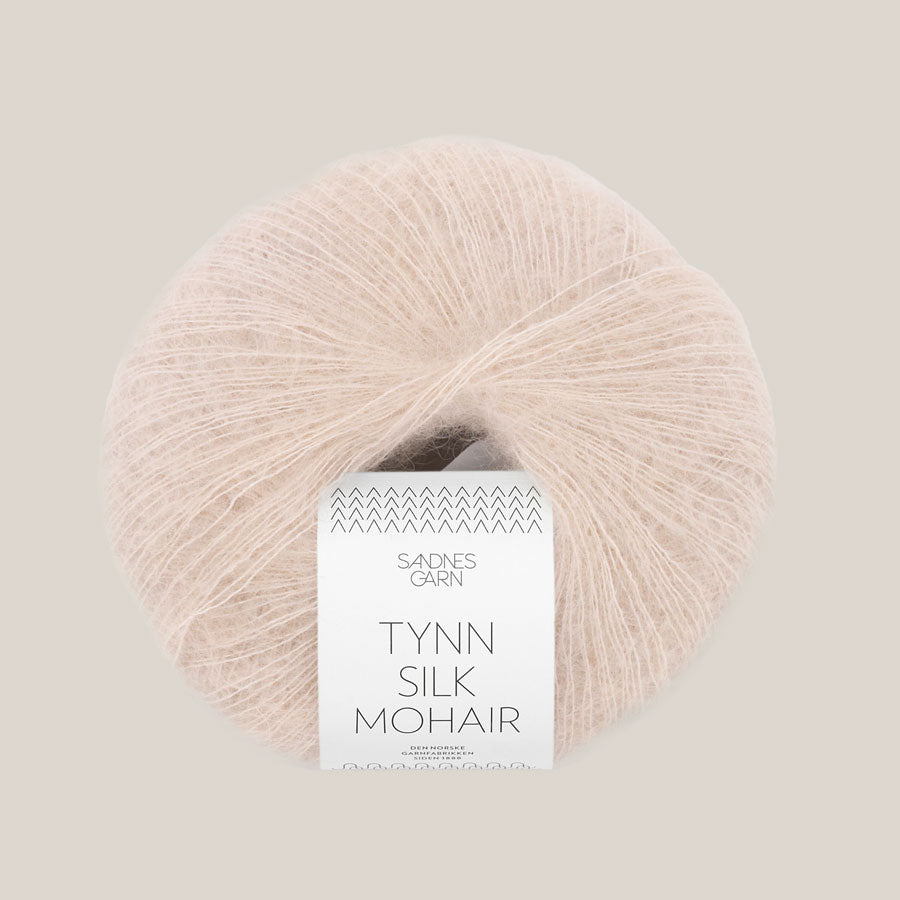 Sandnes Tynn Silk Mohair garn – eksklusivt lace weight garn med mohair og silke, ideelt til strik af lette sweatre, sjaler og trøjer. Farve 2321. Perfekt som følgetråd.