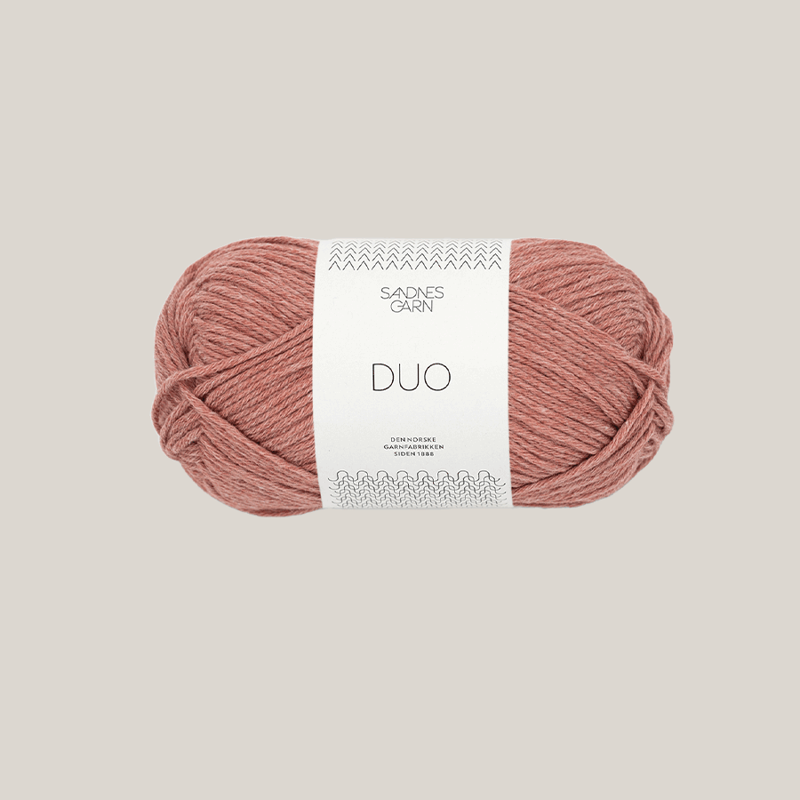 Duo fra Sandnes garn. køb det hos Den Lille Garnbiks. En blandingsgarn af 55% uld og 45% bomuld. 115 meter på 50 gram. strikkepind 3,5 millimeter - 4 millimeter. Farve 3543