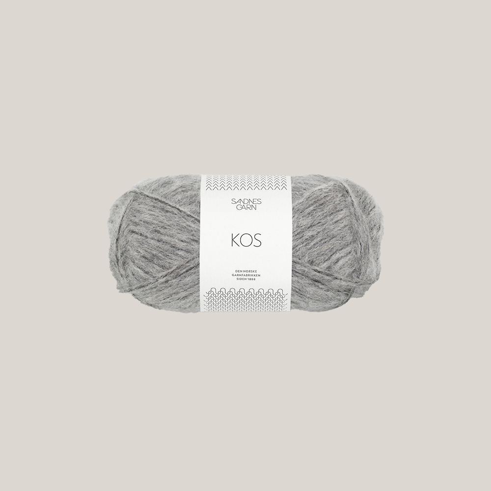 Kos fra Sandnes Garn – blødt og luftigt alpaka- og uldgarn med nylon, perfekt til lune trøjer og accessories, forhandles hos Den Lille Garnbiks. løbelængde på 150 meter på 50 gram. perfekt til bløde og vamset sweatre. strikkepinde 4,5 millimeter til 6 millimeter. Farve 1043