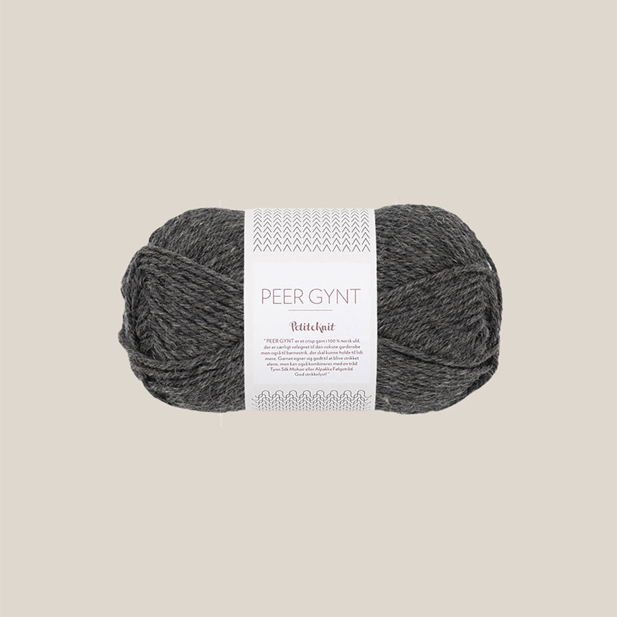 Peer Gynt fra Sandnes Garn – klassisk 100 % norsk uldgarn i sport weight, velegnet til sweatre, strukturstrik og slidstærke projekter, forhandles hos Den Lille Garnbiks. Løbelængde på 91 meter på 50 gram. strikkefasthed 21 masker på 10 cm på pind 4 millimeter. Farve 1065