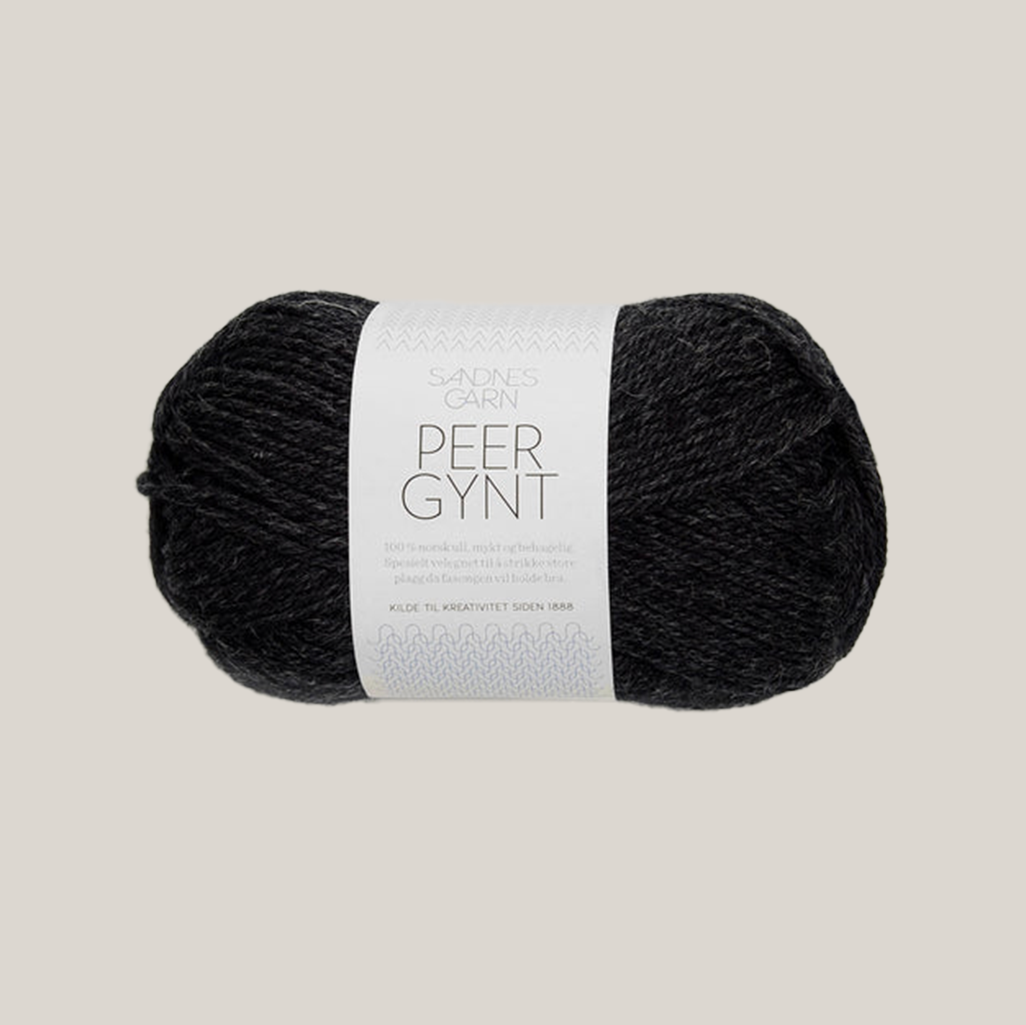 Peer Gynt fra Sandnes Garn – klassisk 100 % norsk uldgarn i sport weight, velegnet til sweatre, strukturstrik og slidstærke projekter, forhandles hos Den Lille Garnbiks. Løbelængde på 91 meter på 50 gram. strikkefasthed 21 masker på 10 cm på pind 4 millimeter. Farve 1088