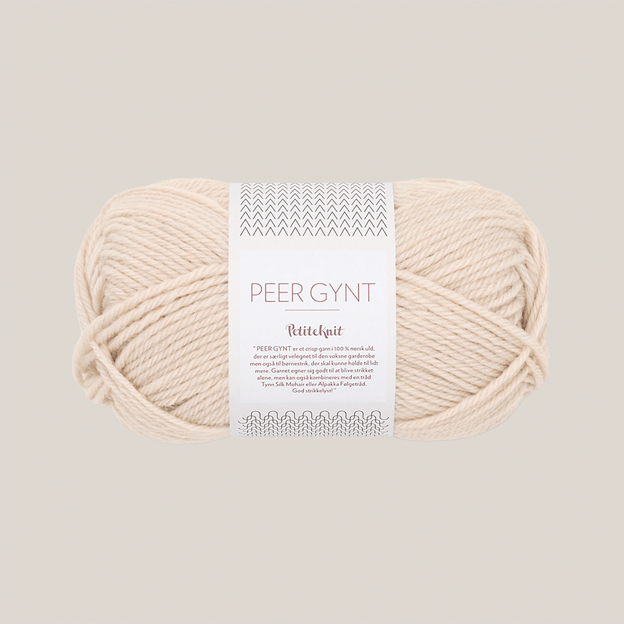 Peer Gynt fra Sandnes Garn – klassisk 100 % norsk uldgarn i sport weight, velegnet til sweatre, strukturstrik og slidstærke projekter, forhandles hos Den Lille Garnbiks. Løbelængde på 91 meter på 50 gram. strikkefasthed 21 masker på 10 cm på pind 4 millimeter. Farve 2511