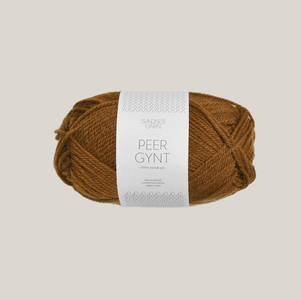 Peer Gynt fra Sandnes Garn – klassisk 100 % norsk uldgarn i sport weight, velegnet til sweatre, strukturstrik og slidstærke projekter, forhandles hos Den Lille Garnbiks. Løbelængde på 91 meter på 50 gram. strikkefasthed 21 masker på 10 cm på pind 4 millimeter. Farve 2564