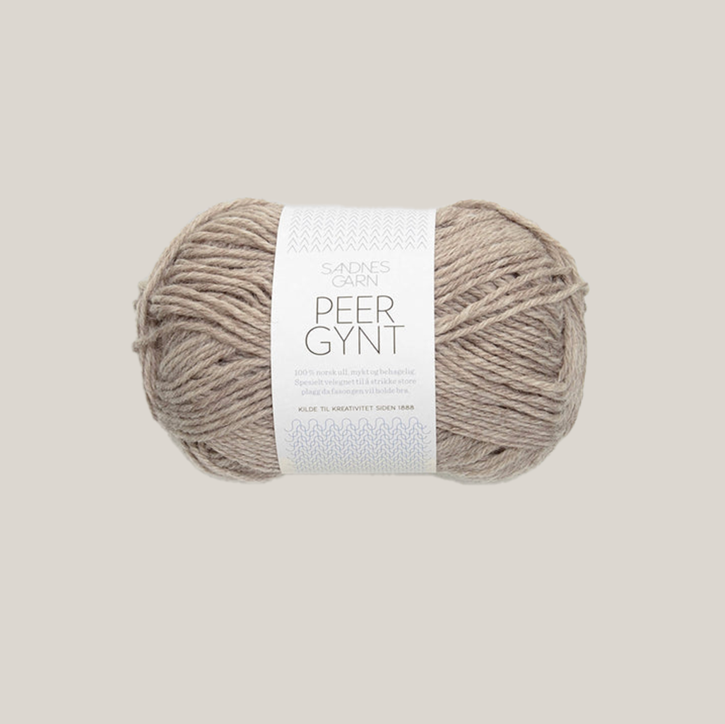 Peer Gynt fra Sandnes Garn – klassisk 100 % norsk uldgarn i sport weight, velegnet til sweatre, strukturstrik og slidstærke projekter, forhandles hos Den Lille Garnbiks. Løbelængde på 91 meter på 50 gram. strikkefasthed 21 masker på 10 cm på pind 4 millimeter. Farve 2650