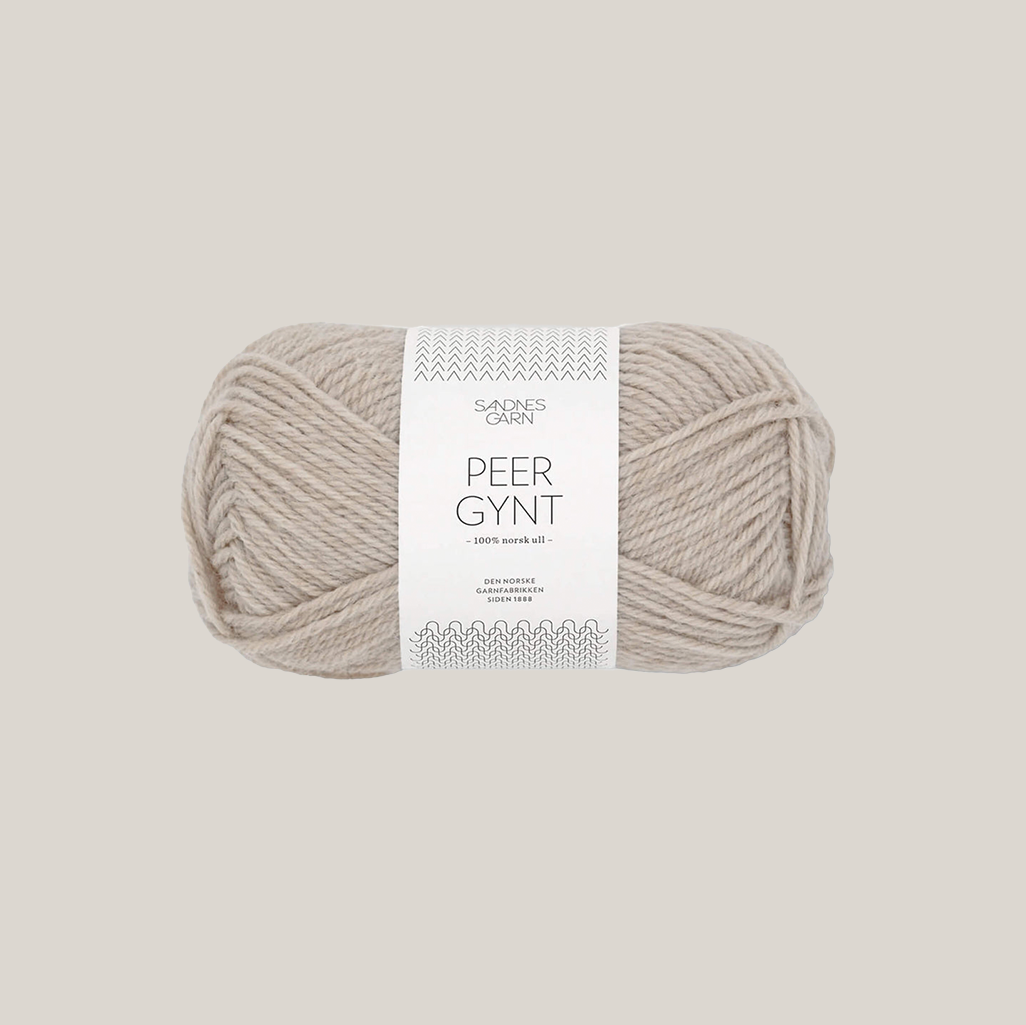 Peer Gynt fra Sandnes Garn – klassisk 100 % norsk uldgarn i sport weight, velegnet til sweatre, strukturstrik og slidstærke projekter, forhandles hos Den Lille Garnbiks. Løbelængde på 91 meter på 50 gram. strikkefasthed 21 masker på 10 cm på pind 4 millimeter. Farve 3021