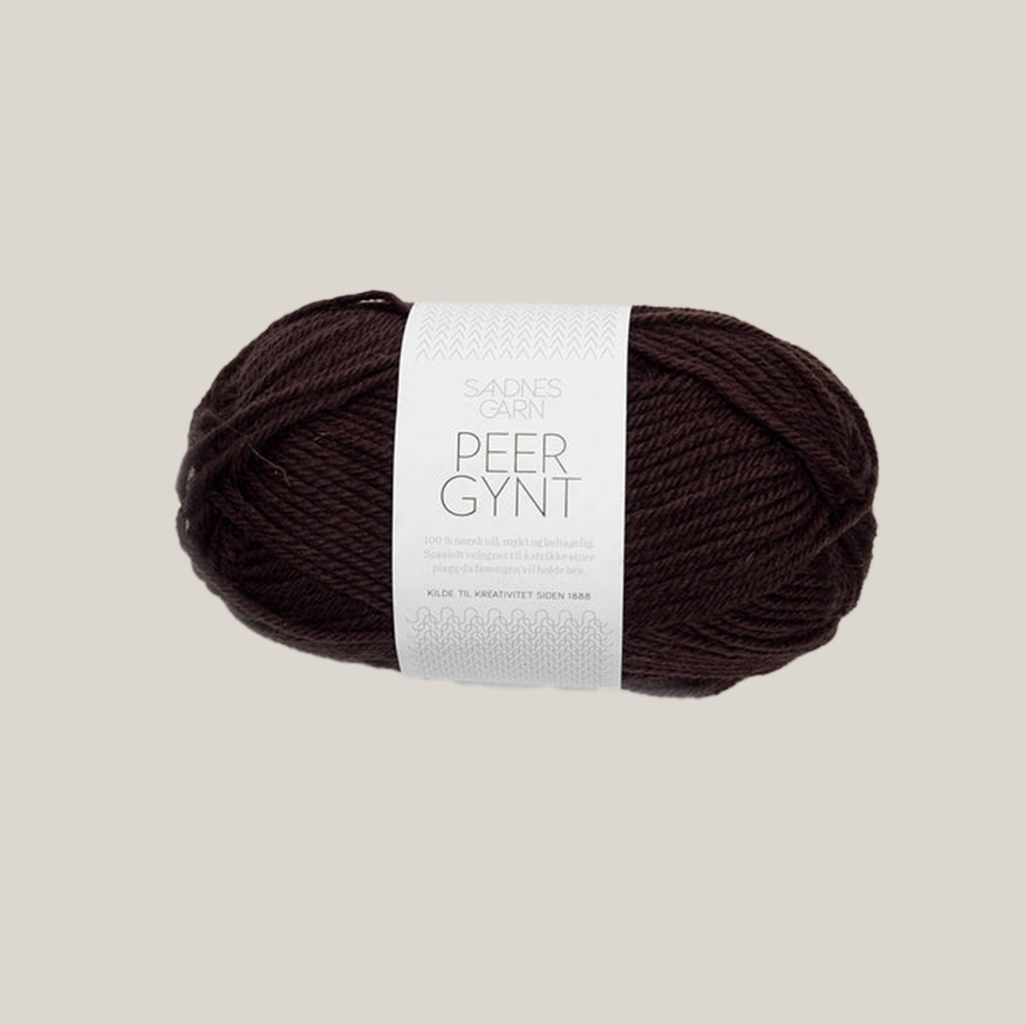 Peer Gynt fra Sandnes Garn – klassisk 100 % norsk uldgarn i sport weight, velegnet til sweatre, strukturstrik og slidstærke projekter, forhandles hos Den Lille Garnbiks. Løbelængde på 91 meter på 50 gram. strikkefasthed 21 masker på 10 cm på pind 4 millimeter. Farve 3082