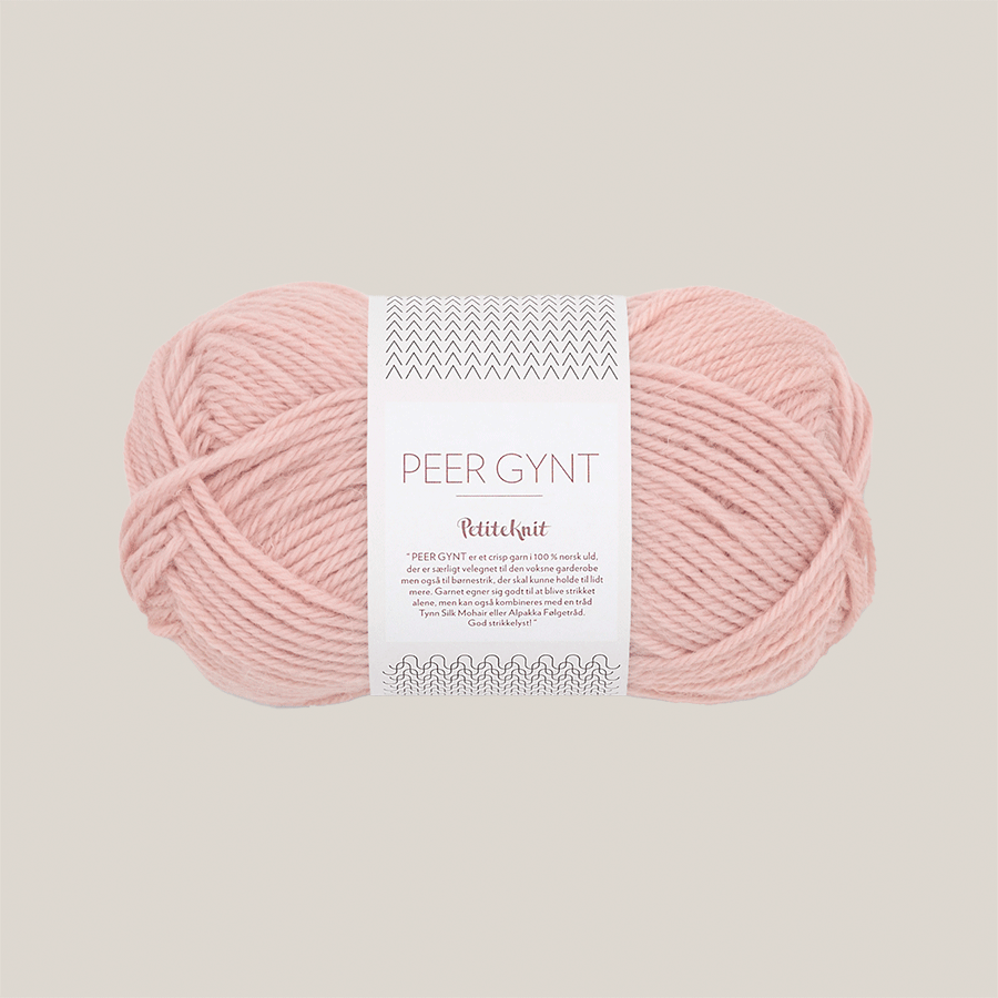 Peer Gynt fra Sandnes Garn – klassisk 100 % norsk uldgarn i sport weight, velegnet til sweatre, strukturstrik og slidstærke projekter, forhandles hos Den Lille Garnbiks. Løbelængde på 91 meter på 50 gram. strikkefasthed 21 masker på 10 cm på pind 4 millimeter. Farve 3511