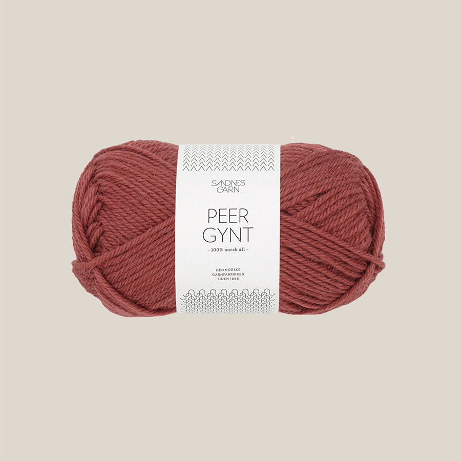 Peer Gynt fra Sandnes Garn – klassisk 100 % norsk uldgarn i sport weight, velegnet til sweatre, strukturstrik og slidstærke projekter, forhandles hos Den Lille Garnbiks. Løbelængde på 91 meter på 50 gram. strikkefasthed 21 masker på 10 cm på pind 4 millimeter. Farve 3854