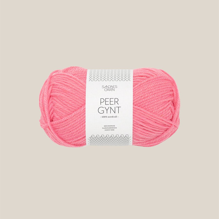 Peer Gynt fra Sandnes Garn – klassisk 100 % norsk uldgarn i sport weight, velegnet til sweatre, strukturstrik og slidstærke projekter, forhandles hos Den Lille Garnbiks. Løbelængde på 91 meter på 50 gram. strikkefasthed 21 masker på 10 cm på pind 4 millimeter. Farve 4315