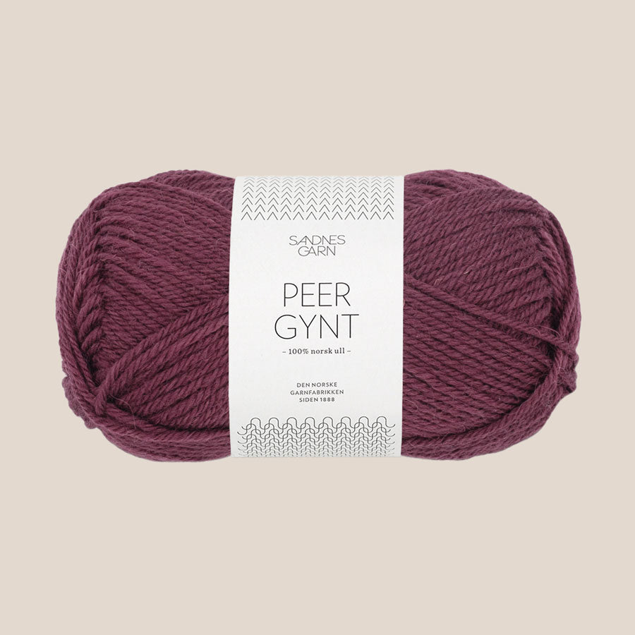 Peer Gynt fra Sandnes Garn – klassisk 100 % norsk uldgarn i sport weight, velegnet til sweatre, strukturstrik og slidstærke projekter, forhandles hos Den Lille Garnbiks. Løbelængde på 91 meter på 50 gram. strikkefasthed 21 masker på 10 cm på pind 4 millimeter. Farve 4363