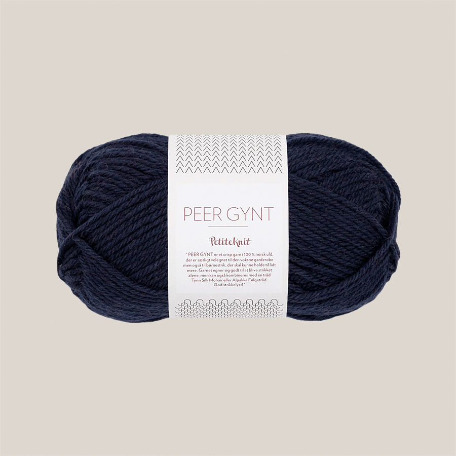 Peer Gynt fra Sandnes Garn – klassisk 100 % norsk uldgarn i sport weight, velegnet til sweatre, strukturstrik og slidstærke projekter, forhandles hos Den Lille Garnbiks. Løbelængde på 91 meter på 50 gram. strikkefasthed 21 masker på 10 cm på pind 4 millimeter. Farve 5591