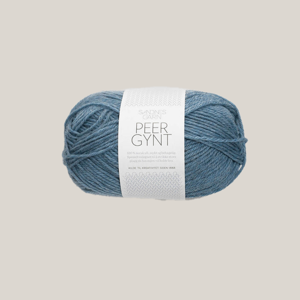 Peer Gynt fra Sandnes Garn – klassisk 100 % norsk uldgarn i sport weight, velegnet til sweatre, strukturstrik og slidstærke projekter, forhandles hos Den Lille Garnbiks. Løbelængde på 91 meter på 50 gram. strikkefasthed 21 masker på 10 cm på pind 4 millimeter. Farve 6324