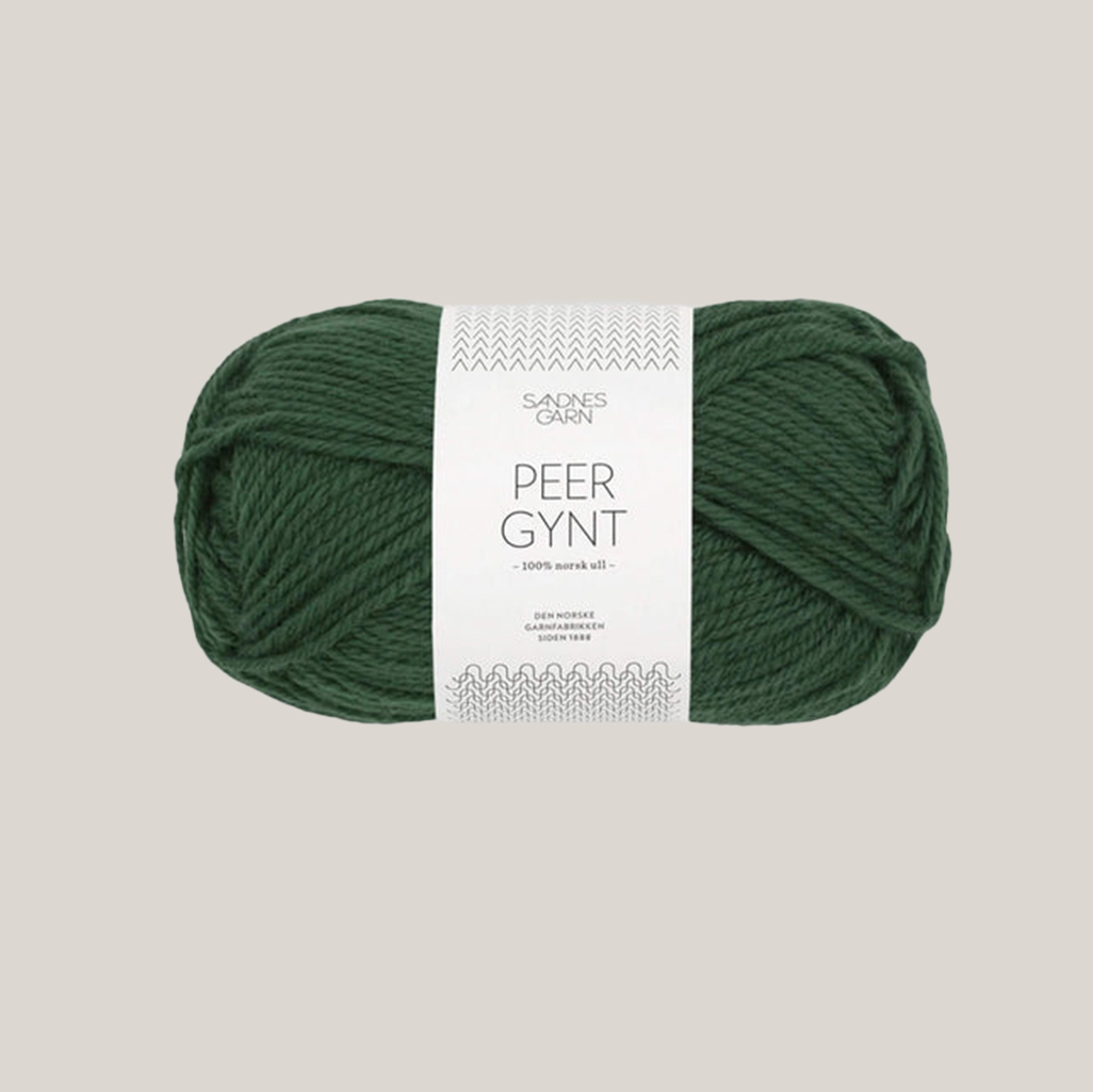Peer Gynt fra Sandnes Garn – klassisk 100 % norsk uldgarn i sport weight, velegnet til sweatre, strukturstrik og slidstærke projekter, forhandles hos Den Lille Garnbiks. Løbelængde på 91 meter på 50 gram. strikkefasthed 21 masker på 10 cm på pind 4 millimeter. Farve 8082