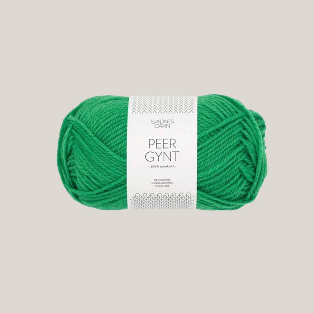Peer Gynt fra Sandnes Garn – klassisk 100 % norsk uldgarn i sport weight, velegnet til sweatre, strukturstrik og slidstærke projekter, forhandles hos Den Lille Garnbiks. Løbelængde på 91 meter på 50 gram. strikkefasthed 21 masker på 10 cm på pind 4 millimeter. Farve 8236