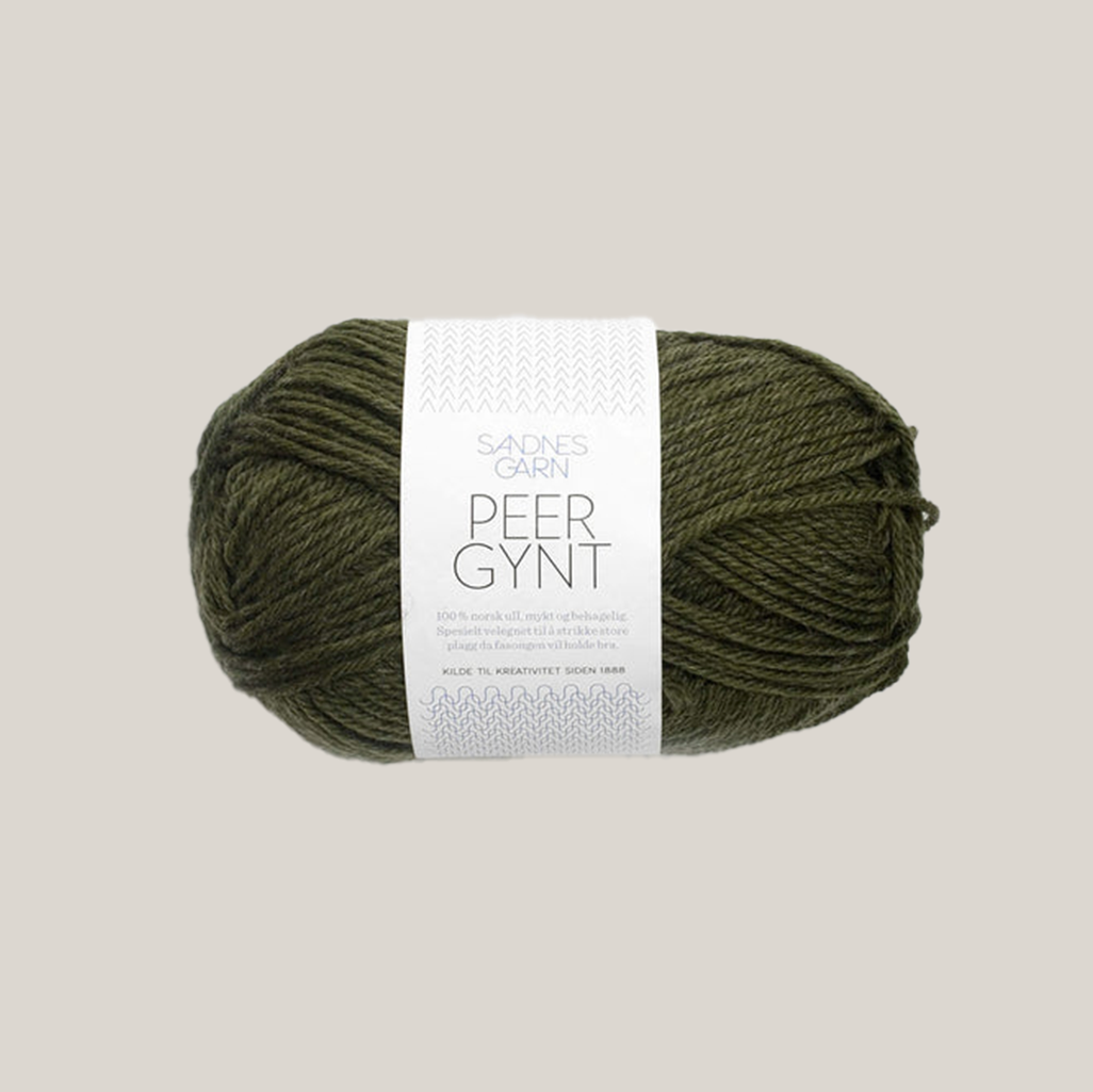 Peer Gynt fra Sandnes Garn – klassisk 100 % norsk uldgarn i sport weight, velegnet til sweatre, strukturstrik og slidstærke projekter, forhandles hos Den Lille Garnbiks. Løbelængde på 91 meter på 50 gram. strikkefasthed 21 masker på 10 cm på pind 4 millimeter. Farve 9572