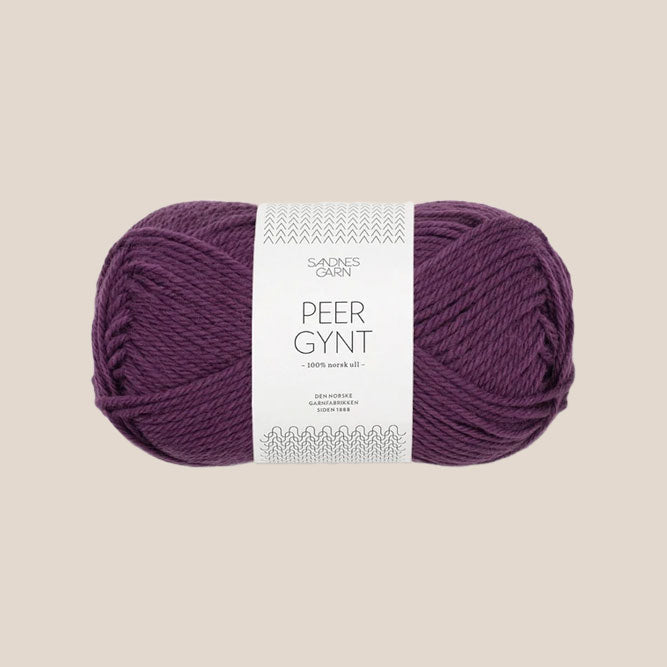 Peer Gynt fra Sandnes Garn – klassisk 100 % norsk uldgarn i sport weight, velegnet til sweatre, strukturstrik og slidstærke projekter, forhandles hos Den Lille Garnbiks. Løbelængde på 91 meter på 50 gram. strikkefasthed 21 masker på 10 cm på pind 4 millimeter. Farve 4672