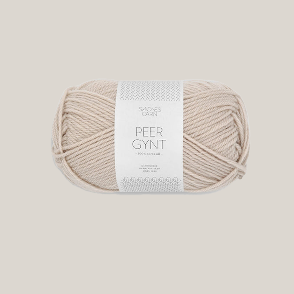 Peer Gynt fra Sandnes Garn – klassisk 100 % norsk uldgarn i sport weight, velegnet til sweatre, strukturstrik og slidstærke projekter, forhandles hos Den Lille Garnbiks. Løbelængde på 91 meter på 50 gram. strikkefasthed 21 masker på 10 cm på pind 4 millimeter. Farve 2321