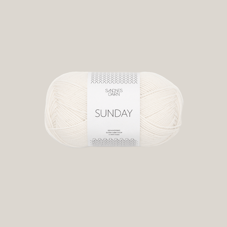 Sunday fra Sandnes Garn – blødt og ubehandlet merinouldgarn i fingering weight, perfekt til babystrik, finstrik og som følgetråd, forhandles hos Den Lille Garnbiks. 100% Merino. strikkefasthed på 28 masker på 10 cm. løbelængde på 235 meter på 50 gram. Farve 1001.