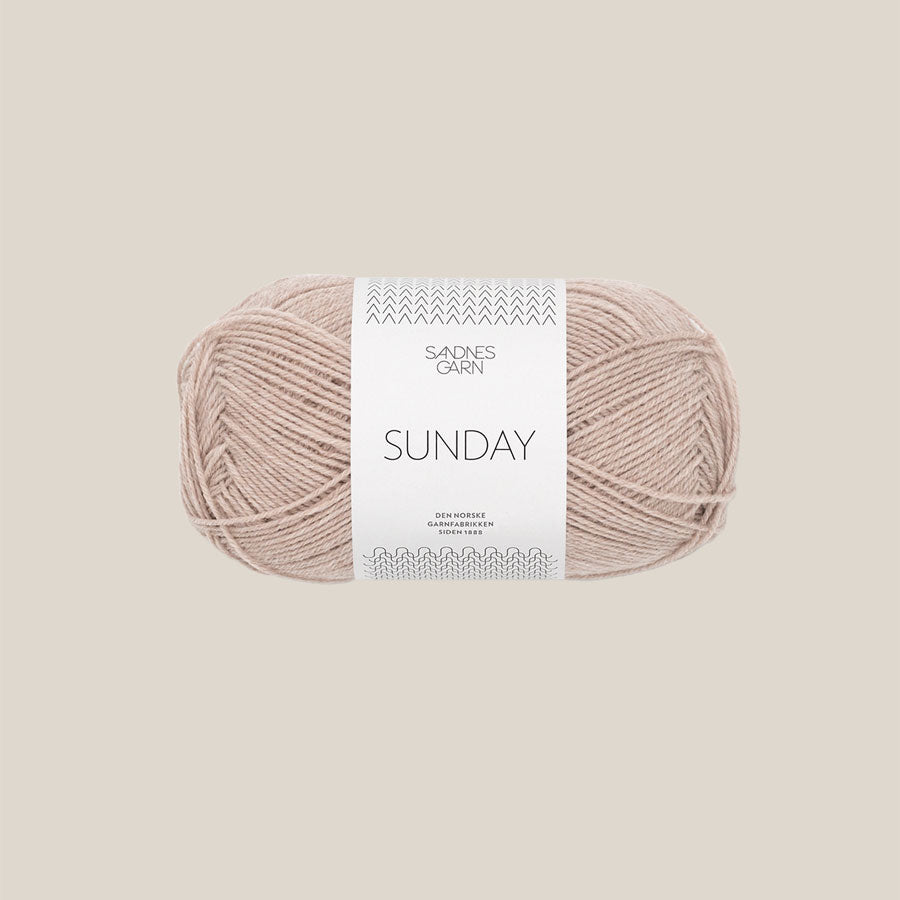 Sunday fra Sandnes Garn – blødt og ubehandlet merinouldgarn i fingering weight, perfekt til babystrik, finstrik og som følgetråd, forhandles hos Den Lille Garnbiks. 100% Merino. strikkefasthed på 28 masker på 10 cm. løbelængde på 235 meter på 50 gram. Farve 2650